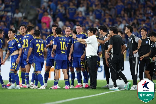 Cooling break during a match between Ulsan HD and Jeonbuk Hyundai Motors at Ulsan Munsu Football Stadium on the 11th. /Photo=Korea Professional Football League