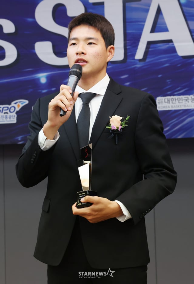 Kim Hyun-oh, người đoạt giải Sao bộ môn bóng đá (Trường Cao đẳng Kỹ thuật Cơ khí Chungnam lớp 3 và Daejeon Hana Citizen), tham dự lễ trao giải 'Giải Sao Tương lai 2025' được tổ chức tại Trung tâm Báo chí Junggu, Seoul vào năm ngoái, nhận giải thưởng và chia sẻ cảm xúc sau khi nhận giải. /Ảnh=phóng viên Kim Hwi-seon