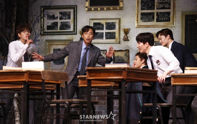 El actor Oh Man-seok presentó una actuación magnífica durante la rueda de prensa de la obra de teatro 'La sociedad de los poetas muertos', celebrada el día 21 en NOL Theater, Daehak-ro, Jongno-gu, Seúl. /foto=Kim Hwi-seon hwijpg@