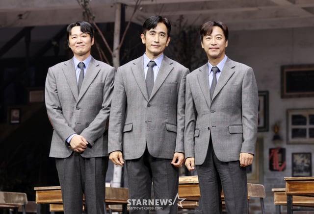 Los actores Yon Jung-hoon, Cha In-pyo y Oh Man-seok posan durante la rueda de prensa de la obra de teatro 'Société des poètes disparus', celebrada el día 21 en el NOL Theater Daehak-ro, distrito Jongno-gu, Seúl. /foto=Kim Hwi-seon hwijpg@