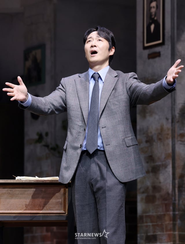 El actor Yon Jung-hoon muestra una excelente actuación durante la rueda de prensa de la obra de teatro 'Société des poètes disparus', celebrada el día 21 en el NOL Theater Daehak-ro, distrito Jongno-gu, Seúl. /2026.07.21 /Foto=Kim Hwi-seon hwijpg@
