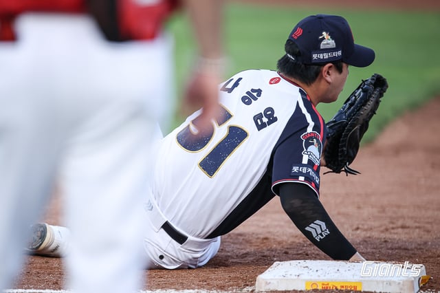 Na Seung-yeop de Lotte detiene un golpe fuerte durante el partido contra SSG en Busan el 21. /Foto=Lotte Giants