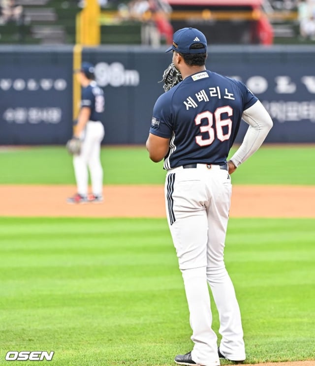 두산 1루수 세베리노가 21일 KT전 1회말 선제점을 내주는 송구 실책을 한 뒤 3루 쪽을 바라보고 있다. /사진=OSEN