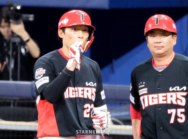 Kim Ho-ryeong (izquierda) de los Tigres KIA conecta un hit y realiza una celebración en el partido contra los Kiwoom Heroes el 24 de junio. /Foto=reportero sénior Kang Young-jo