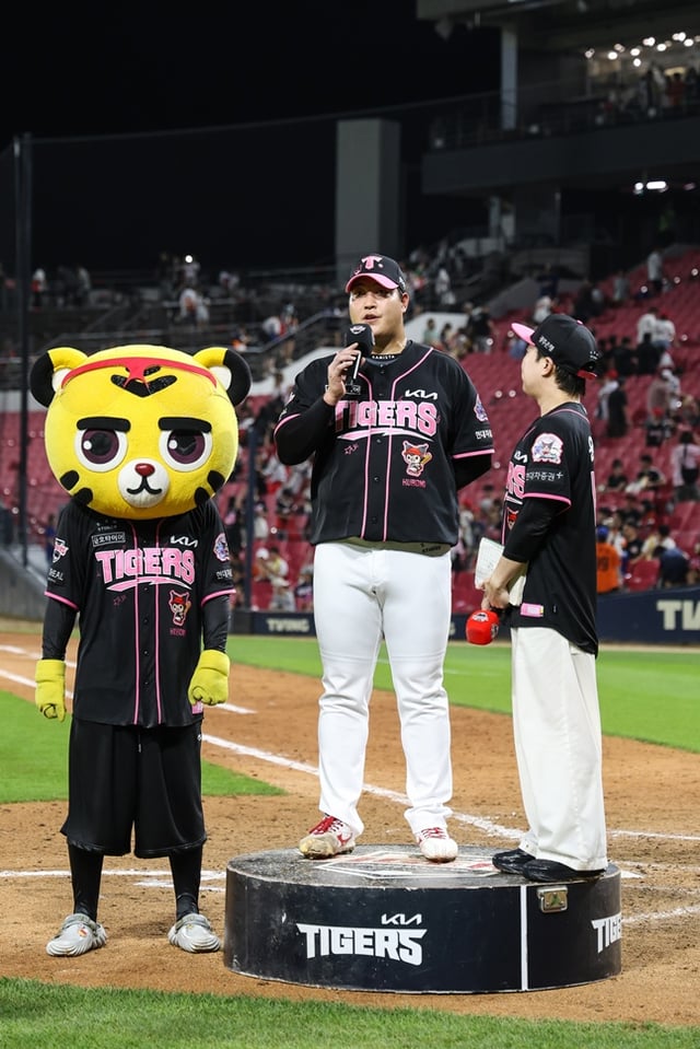 KIAタイガースのチョ·サンウ(中央)が21日、光州(クァンジュ)-起亜(キア)チャンピオンズフィールドで行われたハンファ·イーグルスと2026新韓(シンハン)SOLKBOリーグのホーム試合で9回表に登板し、チームの勝利を守り抜いた後、投手MVPで壇上インタビューをしている。 /写真=KIAタイガース提供