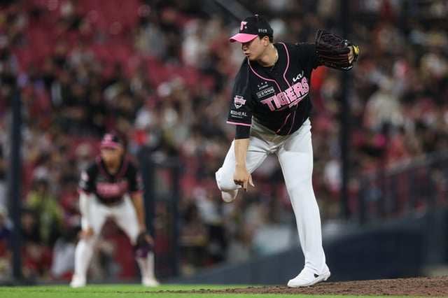 KIAタイガースのチョン·ヘヨン投手が21日、光州(クァンジュ)-起亜(キア)チャンピオンズフィールドで行われたハンファ·イーグルスと2026新韓(シンハン)SOLKBOリーグのホーム試合で8回表に登板し、投球を広げている。 /写真=KIAタイガース提供