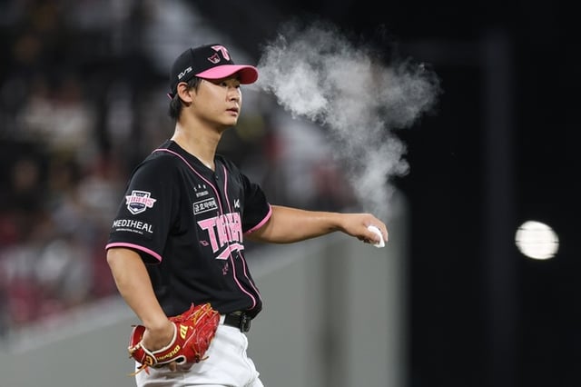 KIAタイガースのクァク·ドギュが21日、光州(クァンジュ)-起亜(キア)チャンピオンズフィールドで行われたハンファ·イーグルスと2026新韓(シンハン)SOLKBOリーグのホーム試合で、8回表2死1、2塁に登板し、投球を準備している。 /写真=KIAタイガース提供