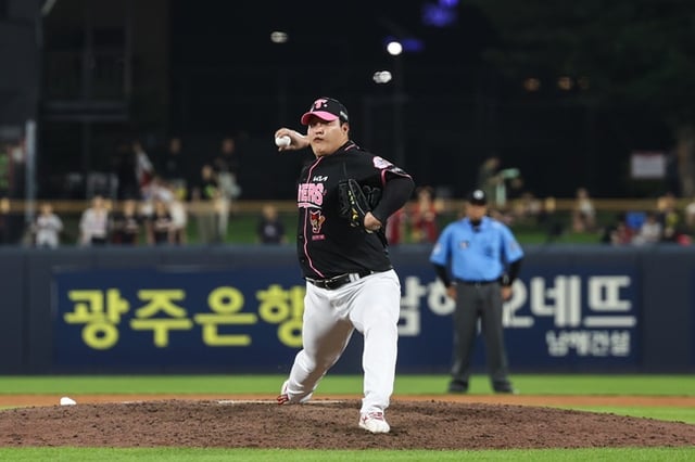KIAタイガースのチョ·サンウが21日、光州(クァンジュ)-起亜(キア)チャンピオンズフィールドで行われたハンファ·イーグルスと2026新韓(シンハン)SOLKBOリーグのホーム試合で9回表に登板し、力投している。 /写真=KIAタイガース提供