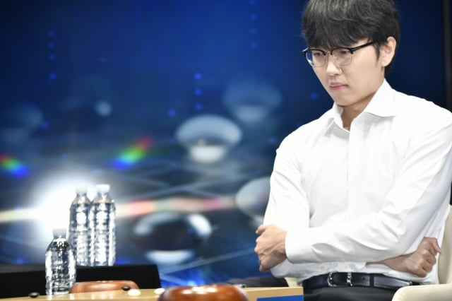 シン·ジンソ9段が21日、ソウル中区の韓国経済TVスタジオで開かれた「セン数学·ハン京畿神殿」3局でAIカタゴを相手に次の手を悩んでいる。 /写真=韓国棋院提供