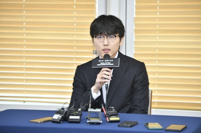 シン·ジンソ9段が21日、ソウル中区の韓国経済TVスタジオで開かれた「セン数学·ハン京畿神殿」3局でAIカタゴを相手に勝利した後、記者会見で質問に答えている。 /写真=韓国棋院提供