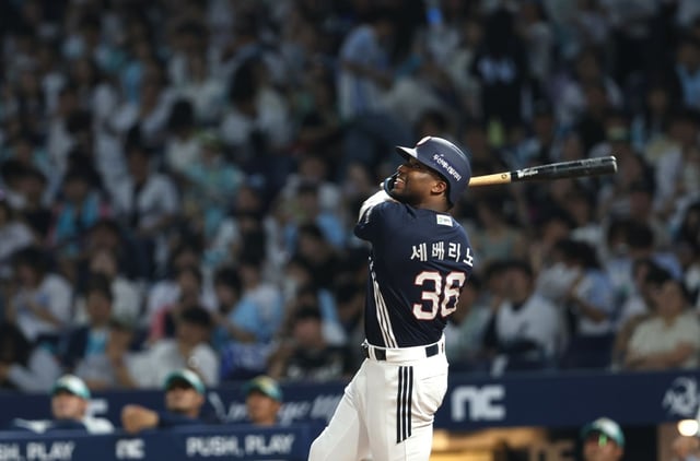 Hình ảnh cách đánh của Severino. /Ảnh=Doosan Bears