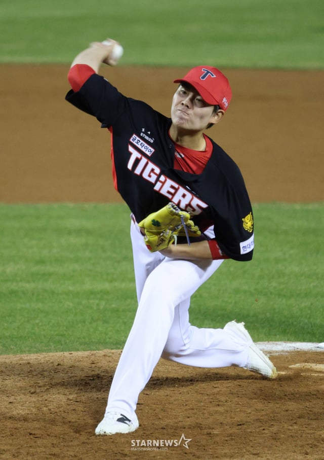 2026新韓(シンハン)SOLBankKBOリーグLGツインズ対KIAタイガースの試合が31日、ソウル蚕室(チャムシル)野球場で行われた。 KIAの成泳卓(ソン·ヨンタク)が力投している。 /写真=キム·ジンギョン kim.jinkyung@