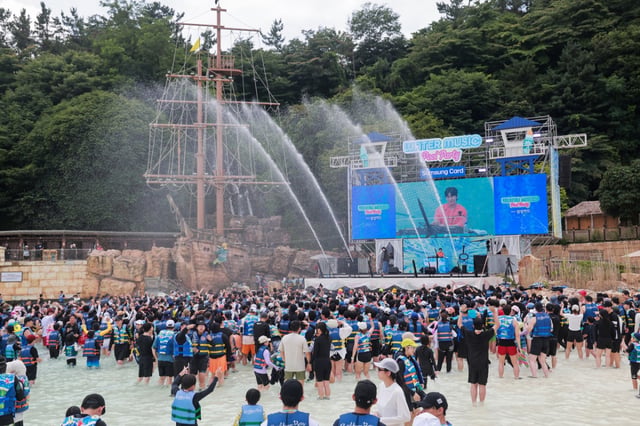 Caribbean Bay 'Water Music Pool Party' Scene