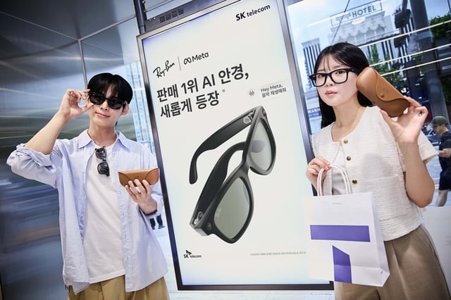SK텔레콤 모델이 AI 안경 '레이밴 메타'를 소개하고 있다./사진제공=SKT