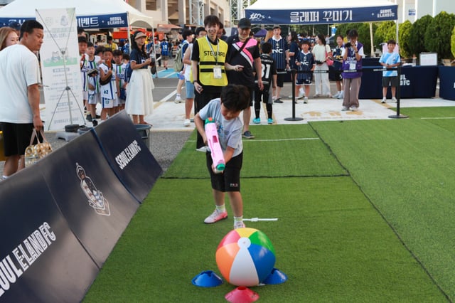 Children spraying water guns during a home game event. /Photo=Seoul E-Land provided