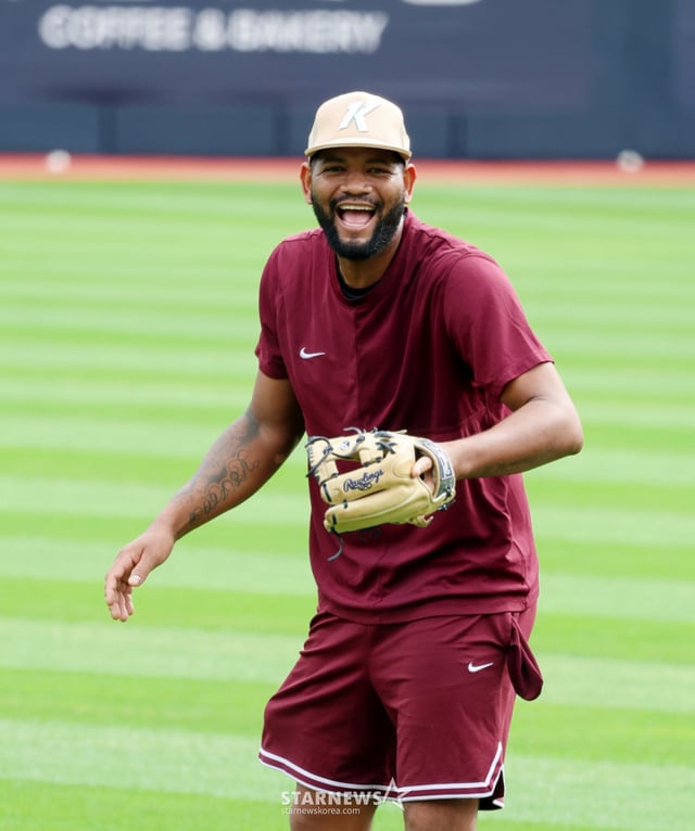 Kiwoom pitcher Alcantara, with seven wins, stretches in the outfield before the final three-game series of the first half of the 2026 KBO League, featuring Kiwoom Heroes and KT Wiz, at Suwon KT Wiz Park on the 8th. 2026.07.08. /Photo=Senior reporter Kang Young-jo cameratalks@
