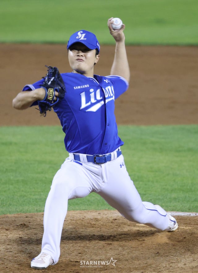 The 2026 Shinhan SOL KBO League LG Twins vs. Samsung Lions game was held on the 12th at Seoul Jamsil Baseball Stadium. Samsung's Lee Seung-min is pitching. /Photo=Kim Jin-kyung kim.jinkyung@