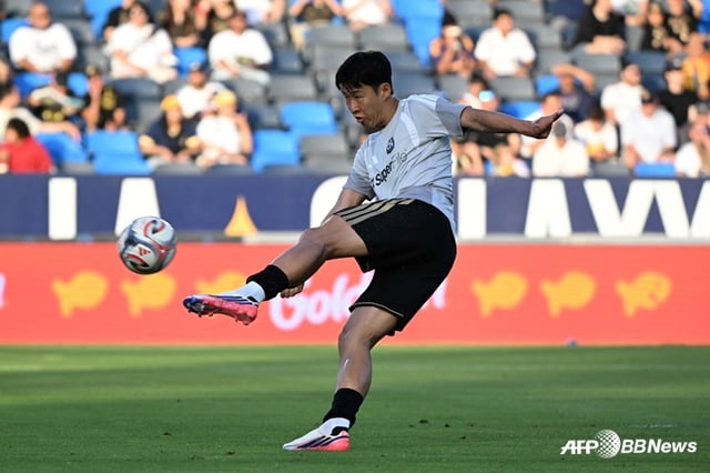 Son Heung-min practicing shots before a match. /AFPBBNews=NEWS1
