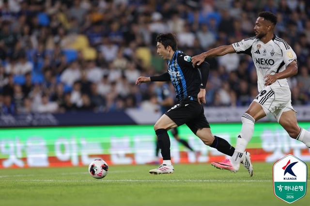 Incheon United midfielder Seo Jae-min dribbles past an opponent during a match against Jeonbuk Daejeon at Incheon Football Stadium on the 18th. /Photo=Korea Professional Football League