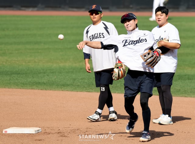 Hanwha Eagles' Sim Woo-jun (center) is seen conducting defensive training during the 2026 Shinhan SOL KBO League match against Samsung Lions held at Daejeon Hanwha Life Eagles Park on April 15. /Photo=Senior reporter Kang Young-jo