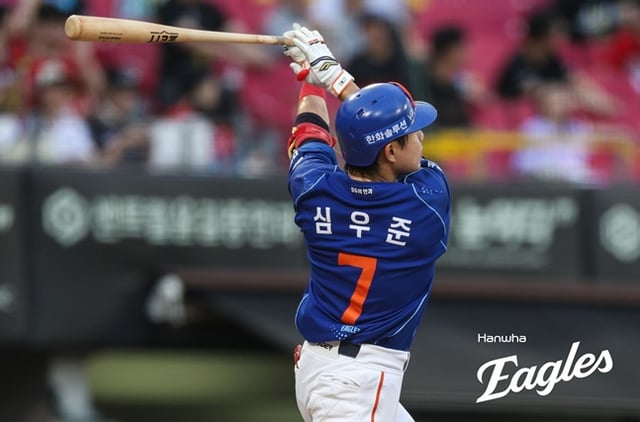Hanwha Eagles' Sim Woo-jun watches his hit after hitting a three-run home run in the top of the second inning during a 2026 Shinhan SOL KBO League away game against the KIA Tigers at Gwangju-Kia Champions Field on the 22nd. /Photo=Hanwha Eagles