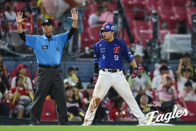Hanwha Eagles' Moon Hyun-bin (right) advances to third base after hitting a single during a 2026 Shinhan SOL KBO League away game against the KIA Tigers at Gwangju-Kia Champions Field on the 22nd, as subsequent batters also recorded hits. /Photo=Hanwha Eagles