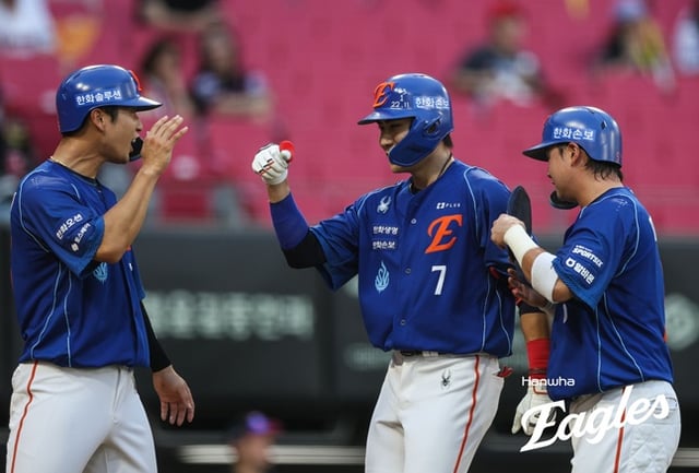 Hanwha Eagles' Sim Woo-jun (center) receives congratulations from teammates after hitting a three-run home run in the bottom of the second inning during an away game against the KIA Tigers at Gwangju-Kia Champions Field on the 22nd as part of the 2026 Shinhan SOL KBO League. /Photo=Hanwha Eagles