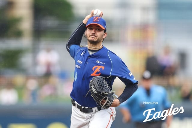 Hanwha Eagles pitcher Owen White pitches during an away game against the KIA Tigers at Gwangju-Kia Champions Field on the 22nd as part of the 2026 Shinhan SOL KBO League. /Photo=Hanwha Eagles