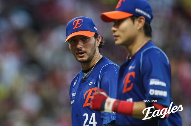 Hanwha Eagles' Owen White (left) watches Sim Woo-jun make a stable defensive play after finishing his inning during an away game against the KIA Tigers at Gwangju-Kia Champions Field on the 22nd as part of the 2026 Shinhan SOL KBO League. /Photo=Hanwha Eagles