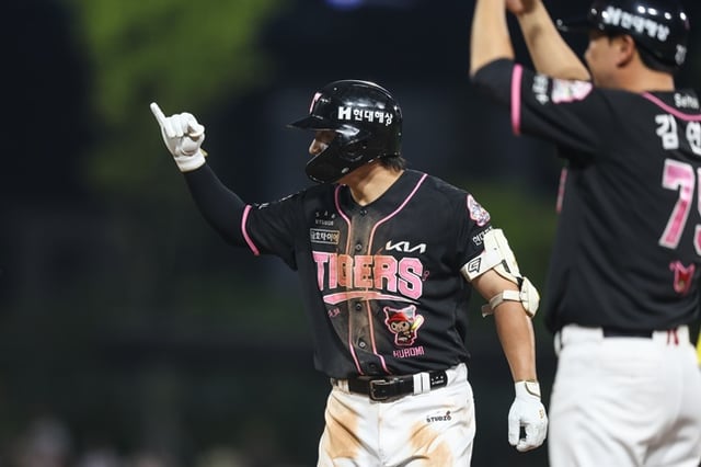 KIA Tigers' Yoon Do-hyun hits an extra-base hit during the 2026 Shinhan SOL KBO League home game against Hanwha Eagles at Gwangju-Kia Champions Field on the 22nd. /Photo=KIA Tigers