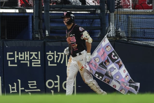 KIA Tigers' Yoon Do-hyun celebrates after hitting a solo home run in the bottom of the 8th inning during the 2026 Shinhan SOL KBO League home game against Hanwha Eagles at Gwangju-Kia Champions Field on the 22nd. /Photo=KIA Tigers