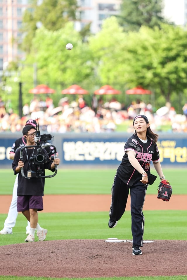 Professional golfer Park Hyun-kyung (right) throws the ceremonial first pitch at the game between KIA Tigers and Hanwha Eagles on the 21st. /Photo=KIA Tigers provided