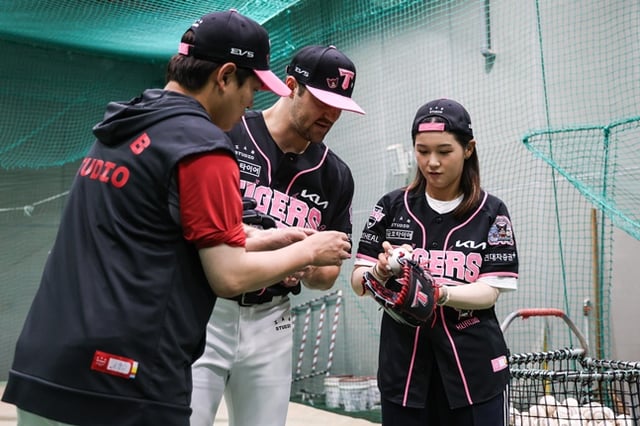 Professional golfer Park Hyun-kyung (right) receives pitching guidance from James Nail before serving as the ceremonial first pitcher for the game between KIA Tigers and Hanwha Eagles on the 21st. /Photo=KIA Tigers provided