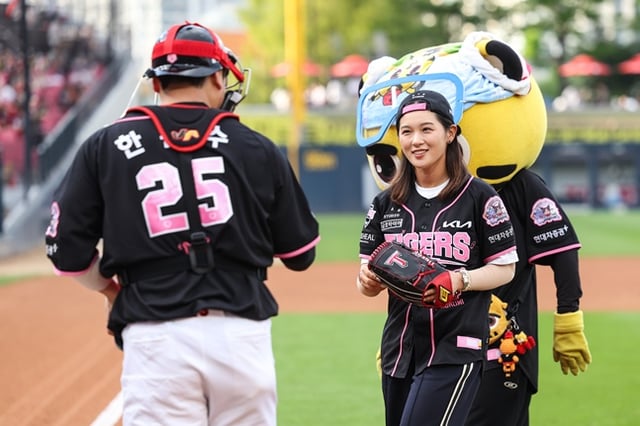 Professional golfer Park Hyun-kyung (right) exchanges greetings with catcher Han Jun-soo after throwing the ceremonial first pitch at the game between KIA Tigers and Hanwha Eagles on the 21st. /Photo=KIA Tigers provided