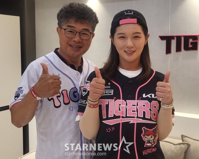 Professional golfer Park Hyun-kyung (right) poses with her father, Mr. Park Se-su, after serving as the ceremonial first pitcher for the game between KIA Tigers and Hanwha Eagles on the 21st, in an interview with StarNews. /Photo=Reporter Ahn Ho-geun