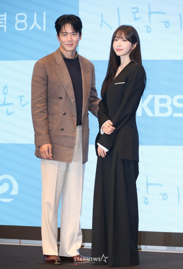 Nữ diễn viên Ha Seok-jin, Ahn Hee-yeon tham dự buổi họp báo sản xuất bộ phim truyền hình KBS thứ bảy chủ nhật 'Tình yêu đến rồi' được tổ chức tại The Saint, quận Guro, Seoul vào chiều ngày 22 và tạo dáng. /ngày 22 năm 2026 /Ảnh=phóng viên Lee Dong-hoon photoguy@