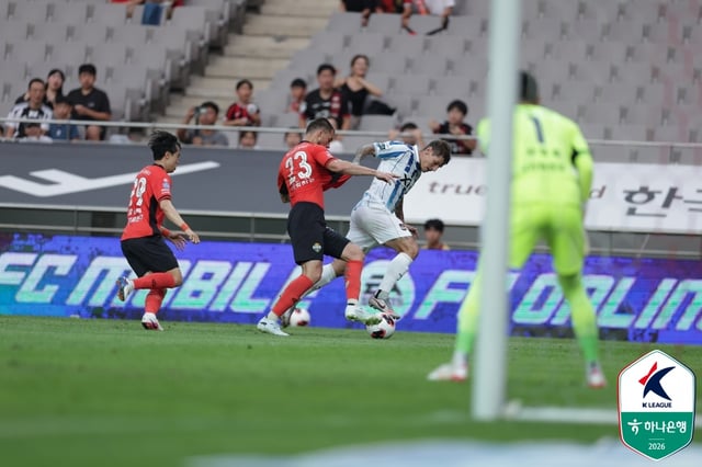 FC Seoul striker Krimala (center) competes for the ball. /Photo=Korea Professional Football League