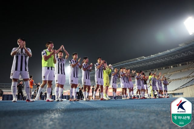 FC Seoul players greet fans after victory. /Photo=Korea Professional Football League
