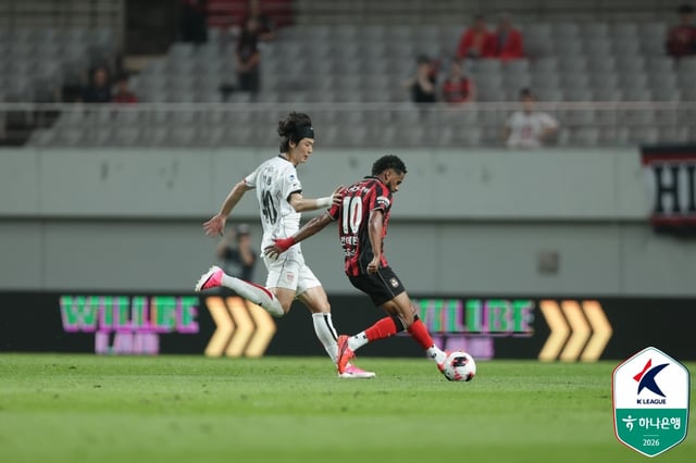 Ki Sung-yueng (izquierda) y Andersson. /Foto=Federación Coreana de Fútbol Profesional