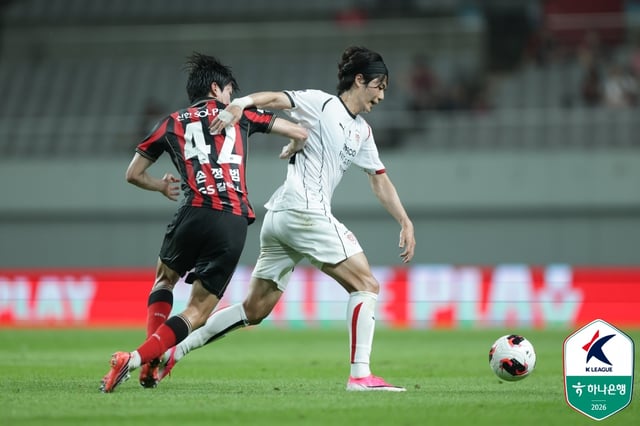 Son Jeong-beom (izquierda) y Ki Sung-yueng. /Foto=Federación Coreana de Fútbol Profesional