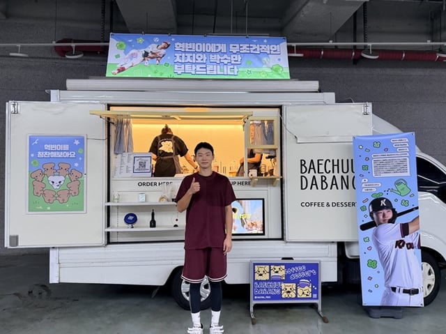 Kwon Hyuk-bin poses in front of a coffee car ahead of the game on the 22nd. /Photo=Kiwoom Heroes