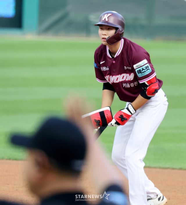 Kiwoom's eighth-order batter Kwon Hyuk-bin hits a double during the bottom of the third inning of the 2026 KBO League match between Kiwoom Heroes and SSG Landers at Incheon SSG Landers Field on June 2, 2026. /Photo=Kang Young-jo cameratalks@