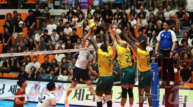 한국 남자 배구대표팀 임성진(국군체육부대)이 22일 충북 제천체육관에서 열린 '대한민국 배구 국가대표팀 평가전 2026 제천' 대한민국과 브라질의 경기에서 스파이크를 날리고 있다. /사진=뉴스1 제공