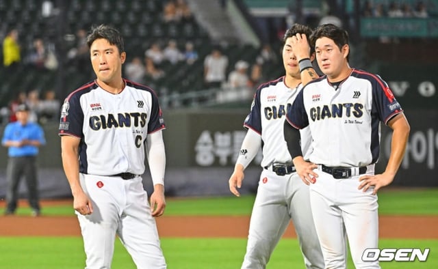 De izquierda a derecha: Lotte Jeon Jun-woo, Ko Seung-min y Na Seung-yeop muestran su frustración el día 22 en Busan tras no aprovechar una oportunidad con bases llenas y dos outs en la parte alta del octavo inning ante SSG.