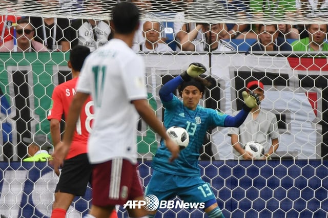 Thủ môn Guillermo Ochoa, người đã có những pha cứu thua xuất sắc trong trận gặp Hàn Quốc tại World Cup FIFA Nga 2018. /AFPBBNews=NEWS1