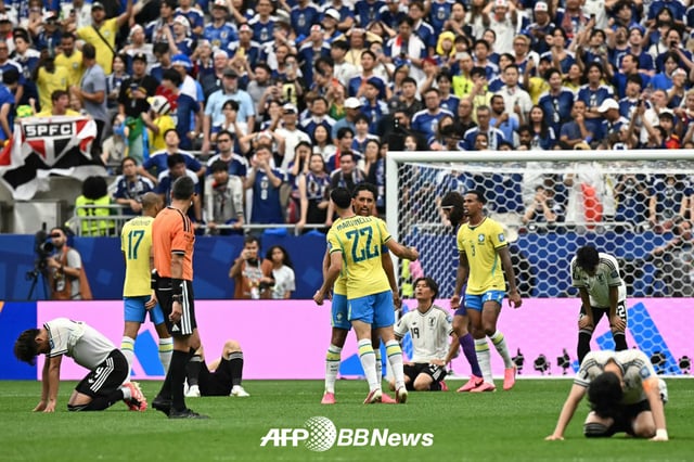 Players from the Japanese and Brazilian national football teams display contrasting emotions after the conclusion of the Round of 32 matches at the 2026 FIFA World Cup in North America, Central America, and the Caribbean. /AFPBBNews=NEWS1