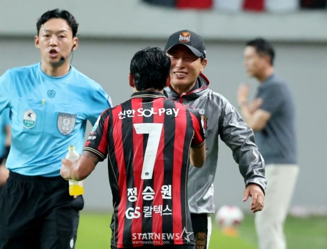 La imagen muestra a Jung Seung-won (en el centro) corriendo hacia el entrenador Kim Ki-dong. /Foto=reportero sénior Kang Young-jo