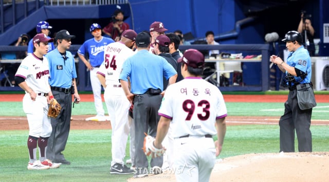 The 2026 Shinhan SOL KBO League match between Kiwoom Heroes and Samsung Lions was held on the 22nd at Seoul Gocheok Sky Dome. Kiwoom starting pitcher Alcantara is being replaced after issuing a pitch that hit Samsung's Lee Jae-hyun with no outs in the bottom of the fifth inning, then feeling something wrong with his body. /Photo=Senior reporter Kim Jin-kyung kim.jinkyung@