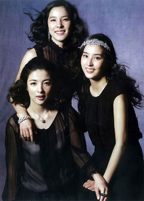 From left: Han Moo-young, Han Ga-young, Han Hye-jin sisters