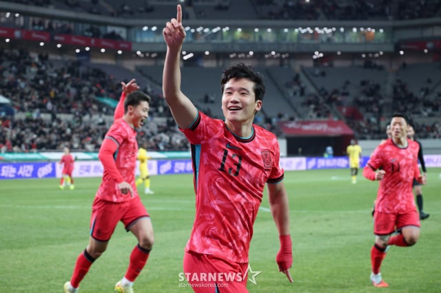 축구 국가대표 A매치 친선경기 대한민국과 가나의 경기가 지난해 11월 서울월드컵경기장에서 열렸다.  한국 이태석이 헤더슛으로 첫 골을 터뜨린 후 환호하고 있다. /사진=김진경 대기자